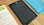 Das LCD-Schreibtablett von Funkprofi in der Mitte, Hülle und Verpackung daneben - © lifetester.net